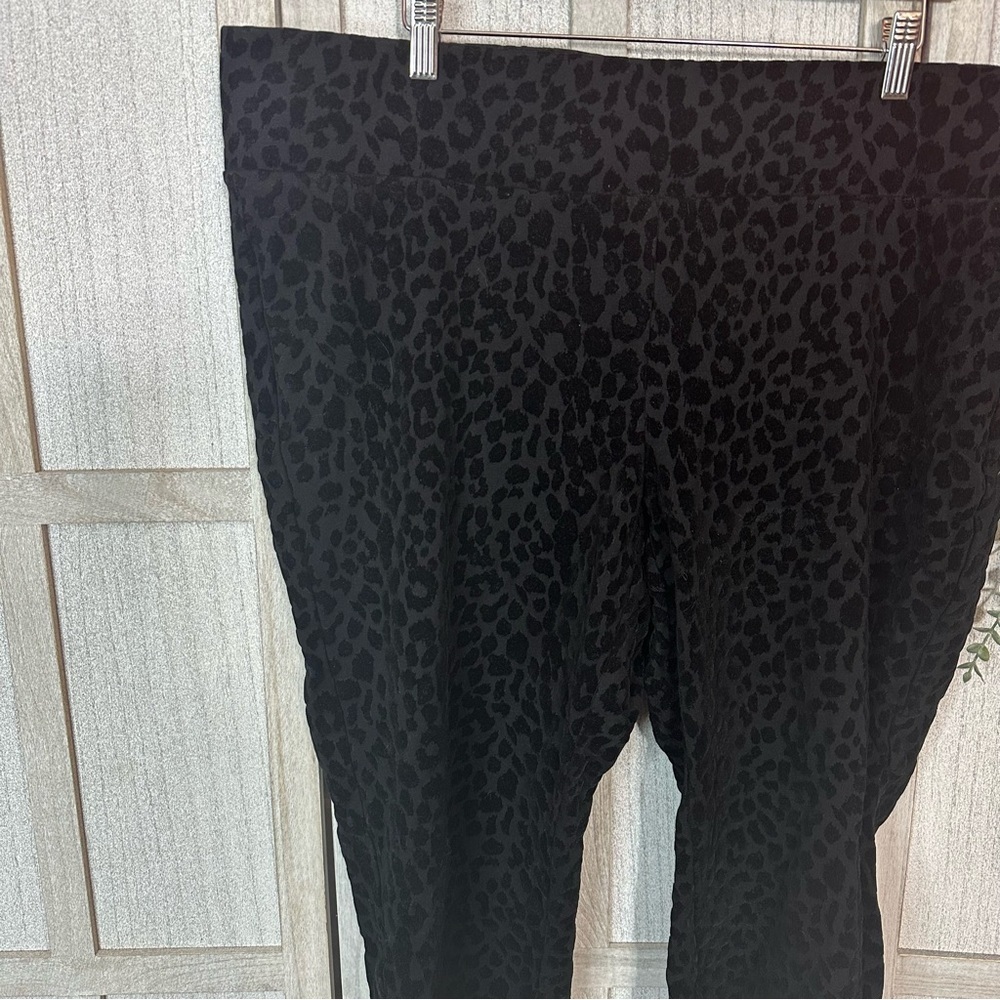 Torrid Pants Pixie Skinny Studio Luxe Ponte High-Rise Flocked Print Pant 3 3X - Picture 7 of 13